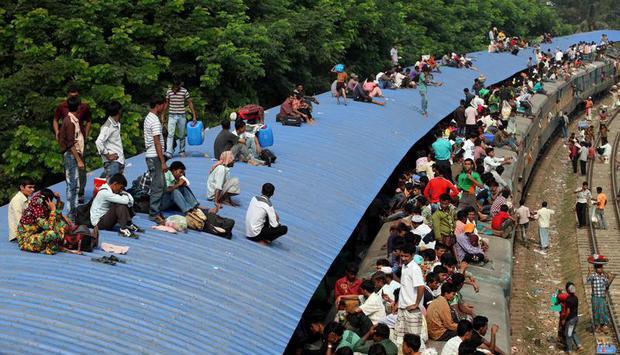 Sturm auf den Zug: Tausende Bangladescher verlassen die Hauptstadt Dhaka, um das gr&ouml;&szlig;te muslimische Fest, Eid al-Adha, zu feiern. Foto: Abir Abdullah