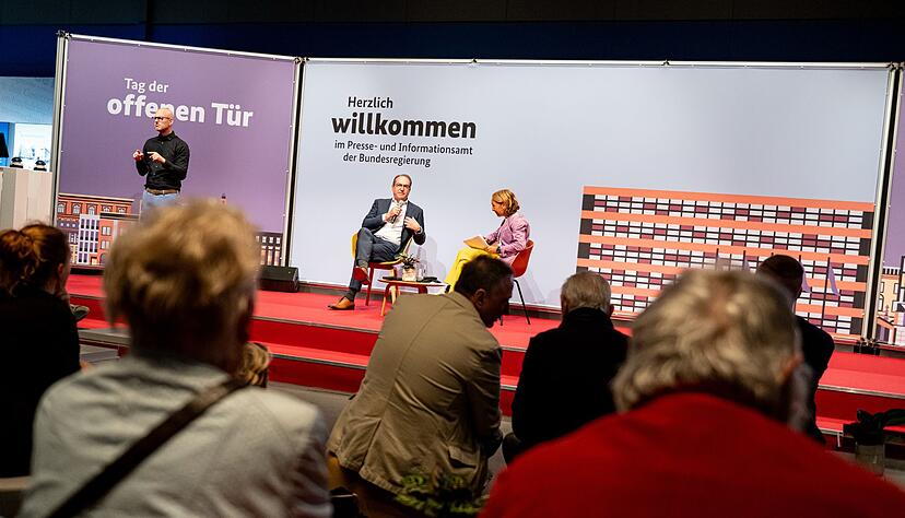 Es geht um rund 2.000 Afghanen, die als gefährdet gelten, weil sie sich für demokratische Rechte eingesetzt oder einst als Ortskräfte für die Bundeswehr oder für deutsche Organisationen gearbeitet haben, und die mit ihren Familienangehörigen eine Aufnahmezusage der alten Ampel-Regierung haben. Es geht um rund 2.000 Afghanen, die als gefährdet gelten, weil sie sich für demokratische Rechte eingesetzt oder einst als Ortskräfte für die Bundeswehr oder für deutsche Organisationen gearbeitet haben, und die mit ihren Familienangehörigen eine Aufnahmezusage der alten Ampel-Regierung haben.