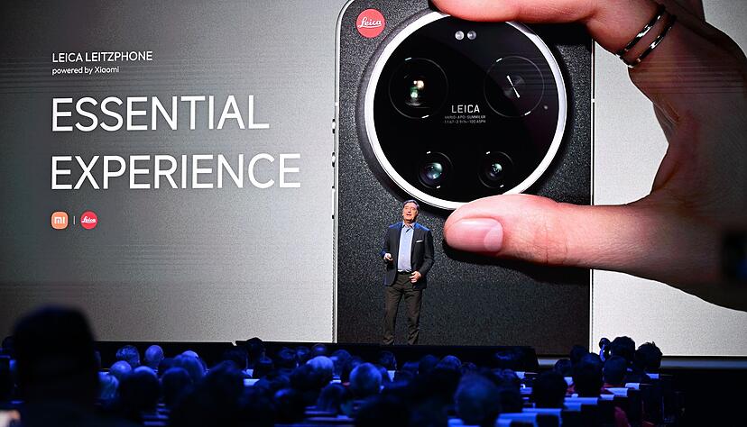 Leica-Chef Matthias Harsch bewirbt das neue Smartphone seiner Firma auf der B&uuml;hne.