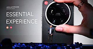 Leica-Chef Matthias Harsch bewirbt das neue Smartphone seiner Firma auf der B&uuml;hne.