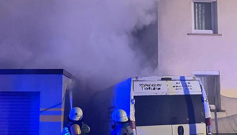 Beim L&ouml;schen des Transporters entstand eine gro&szlig;e Rauchwolke.