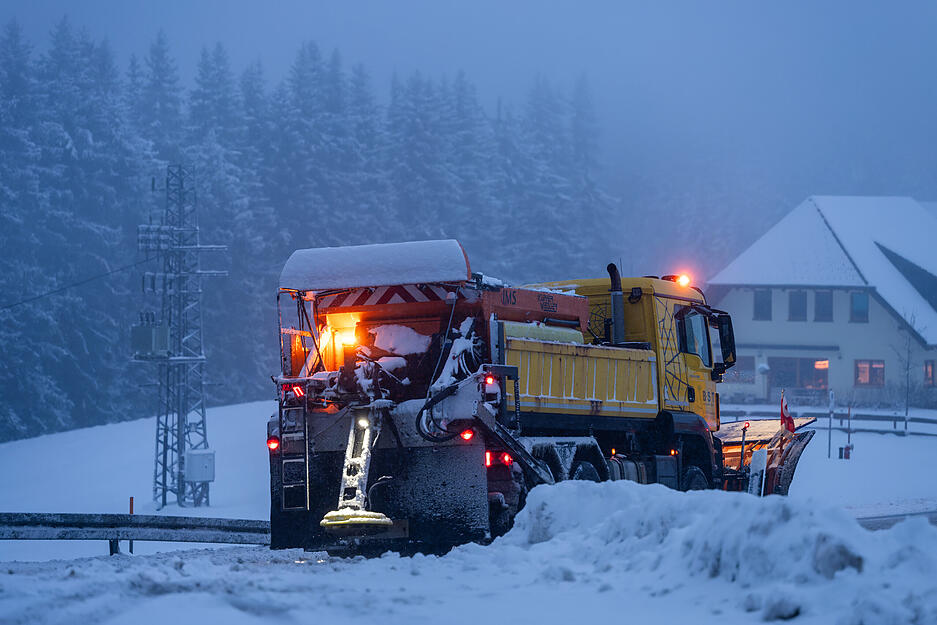 Ein Räumfahrzeug des Winterdienstes fährt bei Vöhrenbach (Schwarzwald-Baar-Kreis) auf einer Straße und räumt den Neuschnee. Ein Räumfahrzeug des Winterdienstes fährt bei Vöhrenbach (Schwarzwald-Baar-Kreis) auf einer Straße und räumt den Neuschnee.