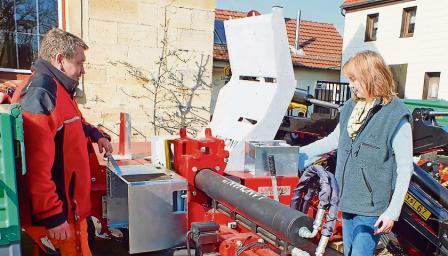 Firmenchefin Brigitte Wolf zeigt Forstarbeiter Peter Ferdinand die neuesten Maschinen zur Holzaufarbeitung.