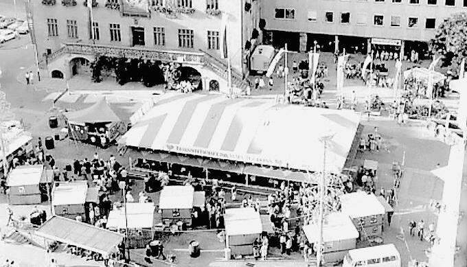 So sieht das Fest beim ersten Durchlauf 1971 aus. Das Herzstück war eine alte Boxautohalle. So sieht das Fest beim ersten Durchlauf 1971 aus. Das Herzstück war eine alte Boxautohalle.