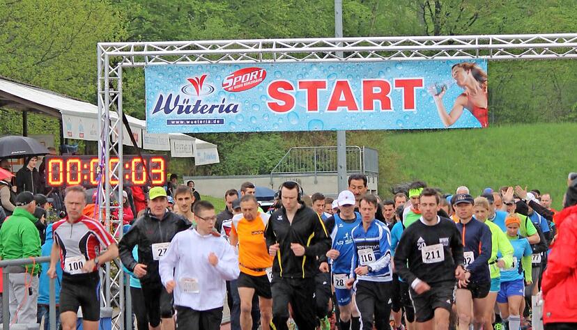 Im vergangenen Jahr mussten die L&auml;ufer bei nasskaltem Wetter an den Start. F&uuml;r dieses Jahr sind trockene 15 bis 17 Grad vorhergesagt.Foto: Archiv/Georgiou