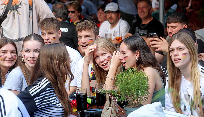 Im Heilbronner Biergarten Trappensee versammeln sich Fußballfans zum Public Viewing.
