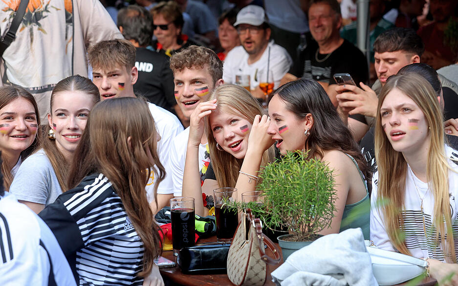 Im Heilbronner Biergarten Trappensee versammeln sich Fußballfans zum Public Viewing.