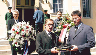 Dokumente der Anteilnahme: Helmut Himmelsbach (l.) &uuml;bergibt Kondolenzb&uuml;cher aus Heilbronn an den Oberwei&szlig;bacher Amtskollegen Jens Ungelenk.Foto: Buchholz
