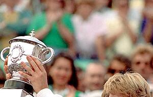 6. Juni 1987: Als 17-Jährige reckt Steffi Graf bei den French Open den Pokal in die Höhe. Der erste Gland-Slam-Titel für die junge Frau aus Brühl.Foto: Archiv/dpa 6. Juni 1987: Als 17-Jährige reckt Steffi Graf bei den French Open den Pokal in die Höhe. Der erste Gland-Slam-Titel für die junge Frau aus Brühl.Foto: Archiv/dpa