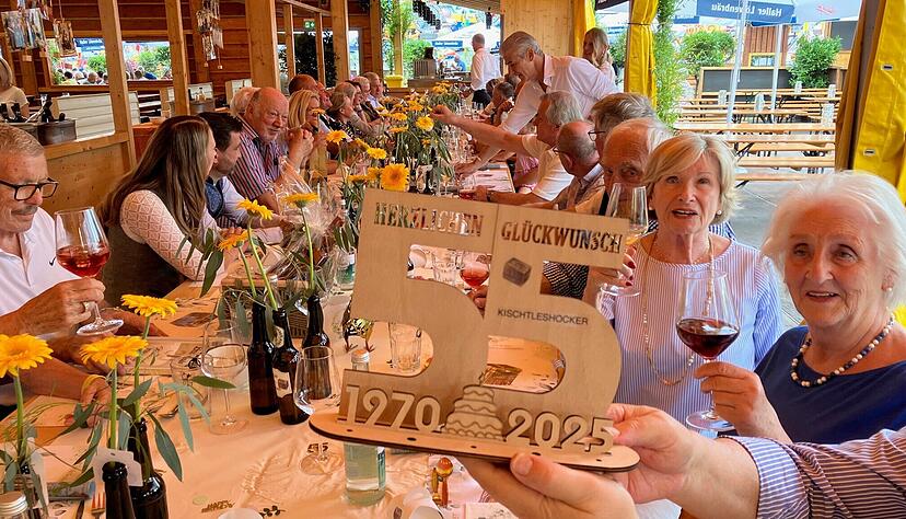 Ein Hoch auf 55 Jahre Kischtleshocker-Stammtisch beim Heilbronner Volksfest im verkleinerten G&ouml;ckelesmaier-Zelt auf der Theresienwiese. Foto: Kilian Krauth