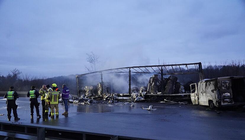 Bei einer Unfallserie auf der A44 geriet ein mit Papier beladener Sattelauflieger in Brand.
