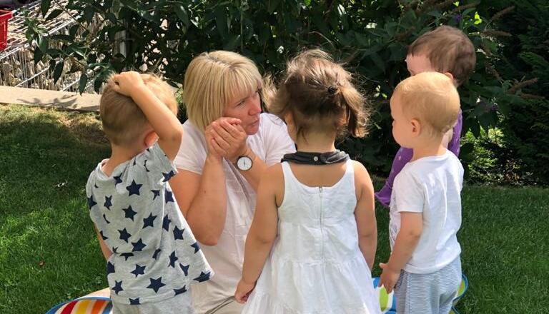 Iris Layer ist im Kreis von kleinen Kindern in ihrem Element. Foto: privat Iris Layer ist im Kreis von kleinen Kindern in ihrem Element. Foto: privat