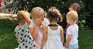 Iris Layer ist im Kreis von kleinen Kindern in ihrem Element. Foto: privat Iris Layer ist im Kreis von kleinen Kindern in ihrem Element. Foto: privat
