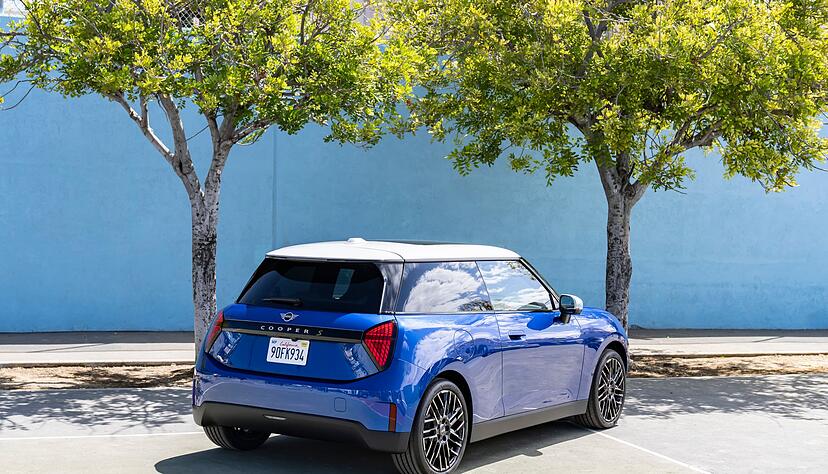 Der neue Mini Cooper steht zwar nun auf einer eigenständigen Elektro-Plattform, behält aber sein typisches Aussehen - so etwa auch die markante Dach- und Heckform. Der neue Mini Cooper steht zwar nun auf einer eigenständigen Elektro-Plattform, behält aber sein typisches Aussehen - so etwa auch die markante Dach- und Heckform.