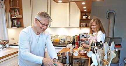 Käse kauft Familie Schlesiger immer am Stück. So trocknen Reste nicht so schnell aus. Mit einer elektrischen Kaffeemühle wird Puderzucker hergestellt.
Fotos: Ralf Seidel