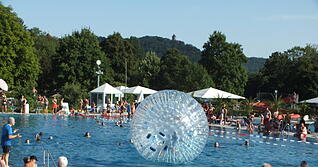 Beim 50. Jubiläum im Mineralfreibad Oberes Bottwartal ging es hoch her, zum Beispiel beim Wettlauf der Gemeinderäte mit Gigaball auf dem Wasser.