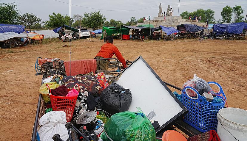 Die K&auml;mpfe entlang der 800 Kilometer langen Grenze zwischen Thailand und Kambodscha treiben zahlreiche Einwohner in die Flucht.