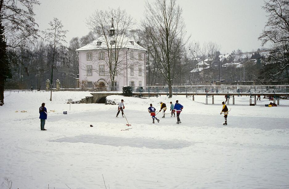 Die Eisfl&auml;che ist stabil. Der frostige Winter l&auml;dt zum Schlittschuhlaufen und Eishockeyspiel rund um das Heilbronner Trappenseeschl&ouml;sschen ein. Undatierte Aufnahme.