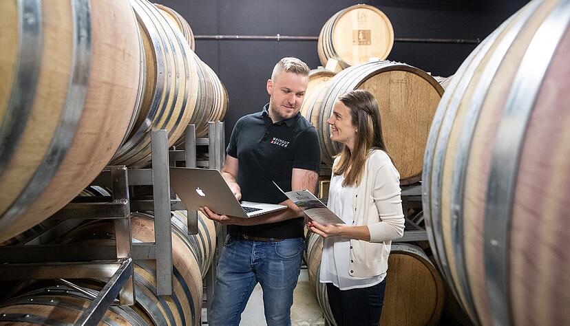 Julia und Alexander Bauer sind dankbar für die schnelle Unterstützung und die Motivation, die sie von einem Team ehrenamtlicher Experten erhalten haben. Ihren Wein können sie nun über einen Online-Shop verkaufen.
Foto: Andreas Veigel