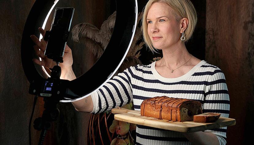 Mit dem Ringlicht sorgt Steffi Biedermann dafür, dass in ihrem Video alles optimal ausgeleuchtet ist. Mit dem Ringlicht sorgt Steffi Biedermann dafür, dass in ihrem Video alles optimal ausgeleuchtet ist.