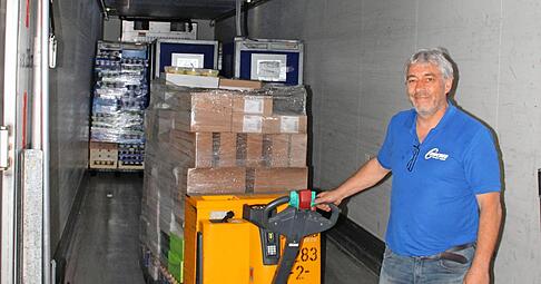 Ohne Menschen wie ihn würde die tägliche Versorgung der Gesellschaft schlicht zusammenbrechen: Lkw-Fahrer Bernd Beyer versorgt Supermärkte. Ohne Menschen wie ihn würde die tägliche Versorgung der Gesellschaft schlicht zusammenbrechen: Lkw-Fahrer Bernd Beyer versorgt Supermärkte.