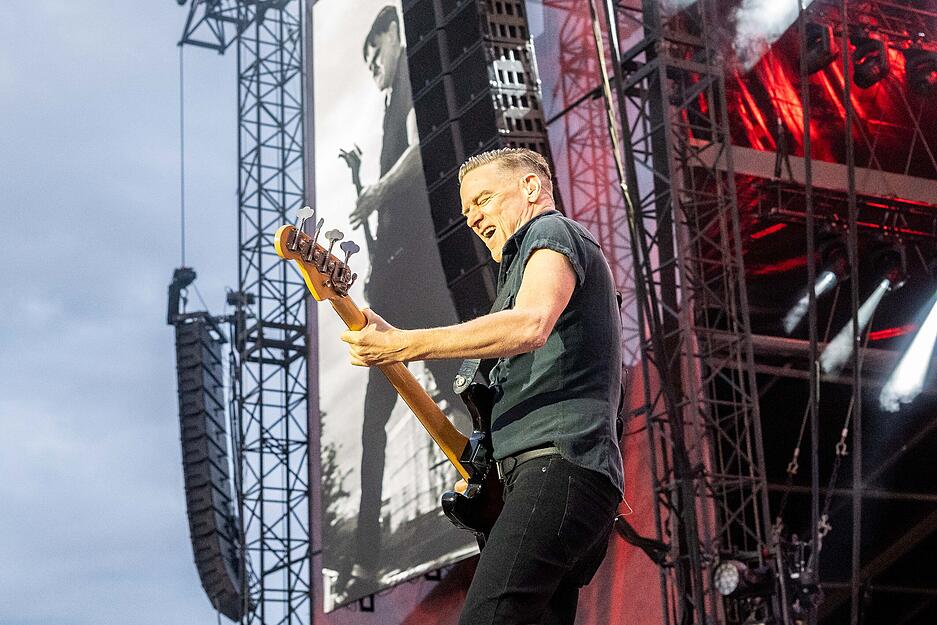 Das Publikum feiert Bryan Adams und seine Band beim ausverkauften Konzert in Künzelsau.
