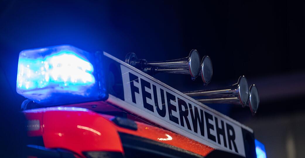 Die Einsatzkr&auml;fte sind vor Ort im Einsatz und versuchen den Brand unter Kontrolle zu bekommen. (Symbolbild)