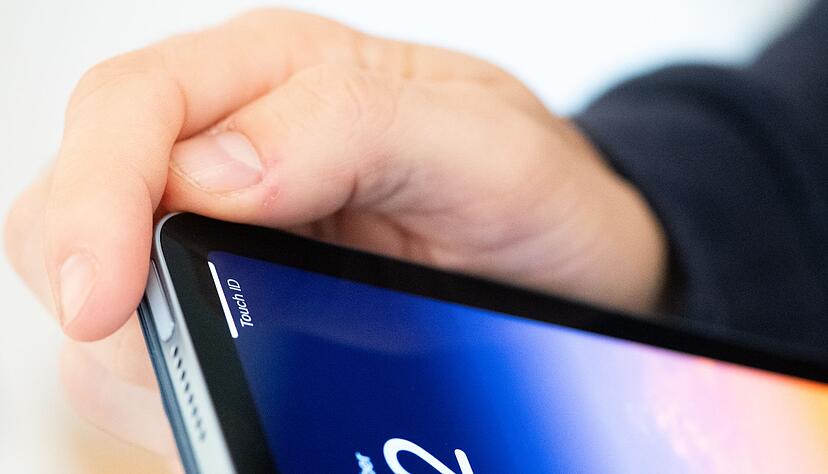 TouchID statt FaceID: Im Gegensatz zu den großen iPad Pro und den iPhones gibt es hier den Fingerabdrucksensor. Er steckt im Ein- und Ausschaltknopf. TouchID statt FaceID: Im Gegensatz zu den großen iPad Pro und den iPhones gibt es hier den Fingerabdrucksensor. Er steckt im Ein- und Ausschaltknopf.