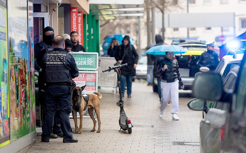 In der Straße "Am Wollhaus" kommt es am Dienstagmittag zu einem größeren Einsatz von Zoll und Polizei.