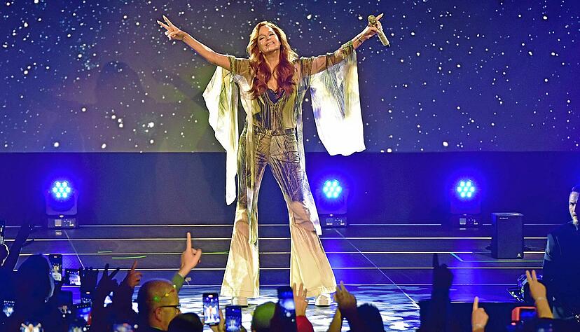 Schlagerstar Andrea Berg tritt mit vielen anderen Künstlern beim Weihnachtskonzert des VfB Stuttgart auf. (Foto: Tobias Sellmaier) Schlagerstar Andrea Berg tritt mit vielen anderen Künstlern beim Weihnachtskonzert des VfB Stuttgart auf. (Foto: Tobias Sellmaier)