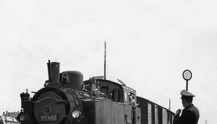 Zusammengestellt von Archiv und Dokumentation der Heilbronner Stimme 
Achtungspfiff und schnaufend nimmt das Bähnle in Heilbronn Süd im Mai 1954 seine Fahrt auf. Der Südbahnhof ist Endstation für die Trasse von Heilbronn nach Marbach. 1999 wird der Bahnbetrieb völlig eingestellt. Seit 2014 errichten vier Investoren auf dem 5,6 Hektar großen Gelände rund 400 Wohnungen für verschiedene Zielgruppen und eine Kindertagesstätte.