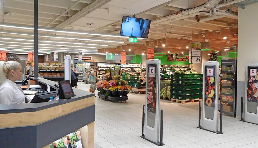 Nachher: Mehr Platz für den Eingang gibt es in Öhringen auch nach dem Umbau nicht, aber ein offeneres Entree. Die Ware ist elektronisch gesichert. Nachher: Mehr Platz für den Eingang gibt es in Öhringen auch nach dem Umbau nicht, aber ein offeneres Entree. Die Ware ist elektronisch gesichert.