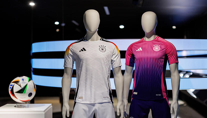 Die offiziellen Trikots der deutschen Fußball-Nationalmannschaft für die Fußball-Europameisterschaft in weiß und pink sind beliebt. Foto: dpa Die offiziellen Trikots der deutschen Fußball-Nationalmannschaft für die Fußball-Europameisterschaft in weiß und pink sind beliebt. Foto: dpa