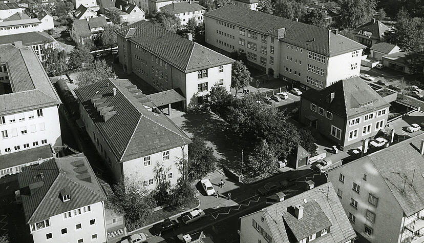 Zusammengestellt von Archiv und Dokumentation der Heilbronner Stimme 

Undatierte Aufnahme: In der ehemaligen M&ouml;rike-Realschule (Bildmitte), Schillerstra&szlig;e 3, ist die Sonderschule f&uuml;r Sehbehinderte untergebracht.  Sie startete mit den Klassen eins bis drei. Der Bau rechts im Bild zeigt die Pestalozzischule.