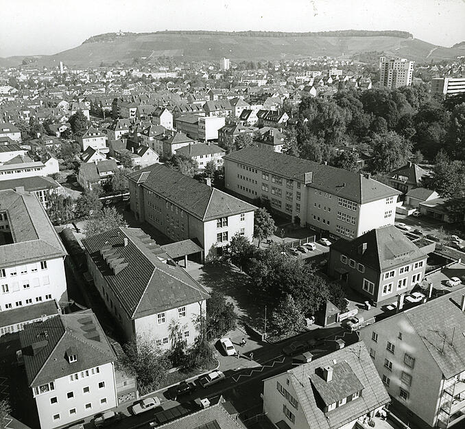 Zusammengestellt von Archiv und Dokumentation der Heilbronner Stimme 

Undatierte Aufnahme: In der ehemaligen M&ouml;rike-Realschule (Bildmitte), Schillerstra&szlig;e 3, ist die Sonderschule f&uuml;r Sehbehinderte untergebracht.  Sie startete mit den Klassen eins bis drei. Der Bau rechts im Bild zeigt die Pestalozzischule.