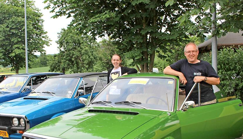 Thomas Ritzenfeldt aus Erlenbach und seine Tochter Laura haben das Jahrestreffen des deutschen Renault-R15/R17-Clubs in H&ouml;&szlig;lins&uuml;lz organisiert.Foto: Gustav D&ouml;ttling