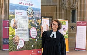 Bis 26. September ist in der Kilianskirche die Ausstellung "Bibel und Wein" zu sehen. Cornelie Ayasse von der Württembergischen Bibelgesellschaft hat sie eröffnet. Bis 26. September ist in der Kilianskirche die Ausstellung "Bibel und Wein" zu sehen. Cornelie Ayasse von der Württembergischen Bibelgesellschaft hat sie eröffnet.