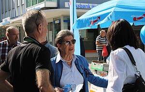 Franziska Gminder, Direktkandidatin der AfD, beim Straßenwahlkampf in der Heilbronner Fußgängerzone. Franziska Gminder, Direktkandidatin der AfD, beim Straßenwahlkampf in der Heilbronner Fußgängerzone.