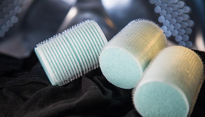 Nach der W&auml;sche haften die von Textilien stammenden Haare an den Lockenwicklern.