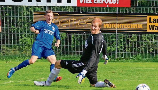 Der Dimbacher Claudiu Lup schiebt den Ball an Ohrnbergs Torhüter Sebastian Pfisterer zum 2:0 ins Netz. Der SV gewann am Ende 2:1.Foto: Herbert Schmerbeck