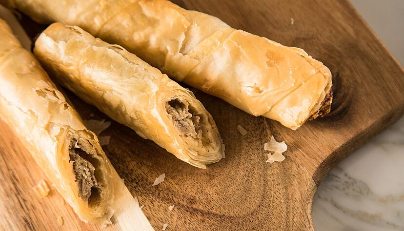 Börek-Röllchen werden oft mit Hackfleisch oder mit Feta und Spinat gefüllt. Aber auch Reis und Gemüse passen gut zum Teig. Börek-Röllchen werden oft mit Hackfleisch oder mit Feta und Spinat gefüllt. Aber auch Reis und Gemüse passen gut zum Teig.