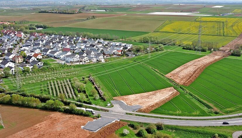 Über 30 Meter breite Arbeitsstreifen entstehen zurzeit an mehreren Stellen in der Region. Die Süddeutsche Erdgasleitung verläuft mitten durch den Landkreis Heilbronn. Hier ein Blick auf Nordheim.
