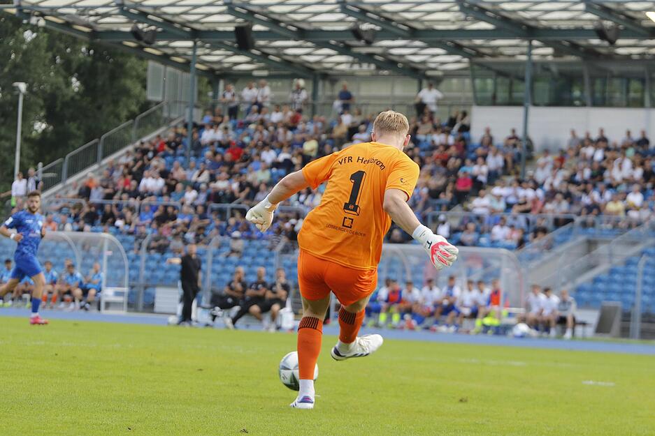 Torwart Nils Leidenberger vom VfR Heilbronn muss sich mit seiner Mannschaft gegen den Regionalligisten SGV Freiberg im WFV-Pokalspiel behaupten. Torwart Nils Leidenberger vom VfR Heilbronn muss sich mit seiner Mannschaft gegen den Regionalligisten SGV Freiberg im WFV-Pokalspiel behaupten.