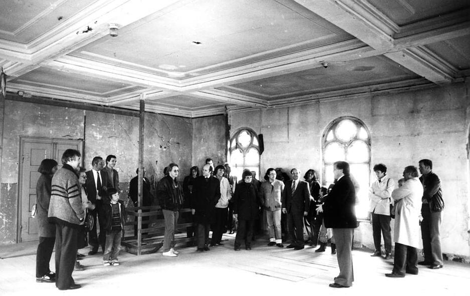 Nachdem sich der Abriss der ehemaligen Sontheimer Synagoge im Jahr 1985 abzeichnet, gründet sich im Mai 1985 auf Initiative Naus ein Verein zum Erhalt der Synagoge Affaltrach. Vor der Gründungsversammlung können sich Interessierte ein Bild vom sehr schlechten baulichen Zustand machen. Nachdem sich der Abriss der ehemaligen Sontheimer Synagoge im Jahr 1985 abzeichnet, gründet sich im Mai 1985 auf Initiative Naus ein Verein zum Erhalt der Synagoge Affaltrach. Vor der Gründungsversammlung können sich Interessierte ein Bild vom sehr schlechten baulichen Zustand machen.