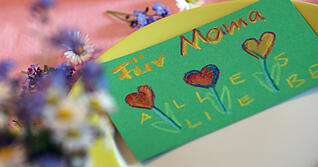 ILLUSTRATION - Auf dem Teller eines festlich gedeckten Frühstückstischs liegt am 07.05.2017 in Kaufbeuren (Bayern) ein Papier mit der Aufschrift «Für Mama alles Liebe» (zu dpa «Der Muttertag» vom 08.05.2017) Foto: Karl-Josef Hildenbrand/dpa ++ +++ dpa-Bildfunk +++ ILLUSTRATION - Auf dem Teller eines festlich gedeckten Frühstückstischs liegt am 07.05.2017 in Kaufbeuren (Bayern) ein Papier mit der Aufschrift «Für Mama alles Liebe» (zu dpa «Der Muttertag» vom 08.05.2017) Foto: Karl-Josef Hildenbrand/dpa ++ +++ dpa-Bildfunk +++