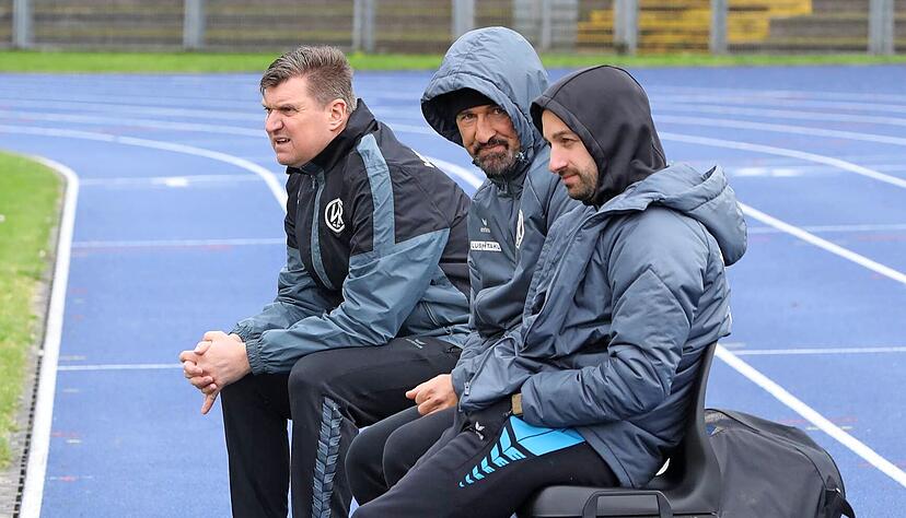 Trainer Thomas Kettner (links) hat den Trainer-Job beim Landesligisten VfR in der Winterpause übernommen, am Dienstag aber seinen sofortigen Rücktritt verkündigt. Bis Saisonende übernehmen Zdenko Juric (Mitte) und Enzo Romano (rechts). Trainer Thomas Kettner (links) hat den Trainer-Job beim Landesligisten VfR in der Winterpause übernommen, am Dienstag aber seinen sofortigen Rücktritt verkündigt. Bis Saisonende übernehmen Zdenko Juric (Mitte) und Enzo Romano (rechts).