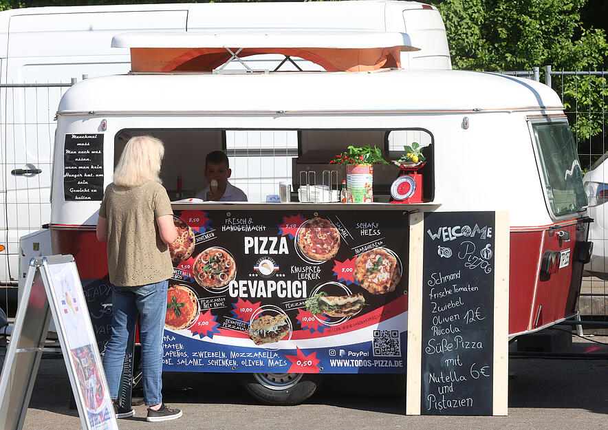 Das Essensangebot ist groß auf dem Veranstaltungsgelände. Manchem fiel da die Entscheidung schwer. Das Essensangebot ist groß auf dem Veranstaltungsgelände. Manchem fiel da die Entscheidung schwer.