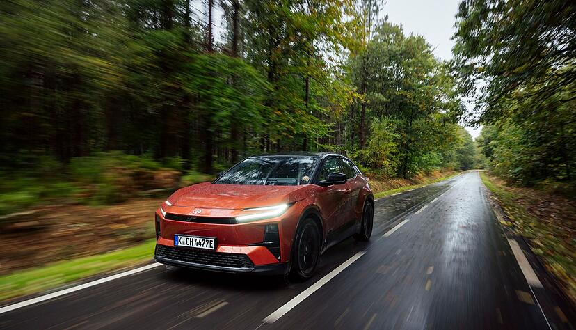 Langläufer: Mit einer Ladung soll der C-HR+ bestenfalls über 600 Kilometer weit kommen. Langläufer: Mit einer Ladung soll der C-HR+ bestenfalls über 600 Kilometer weit kommen.