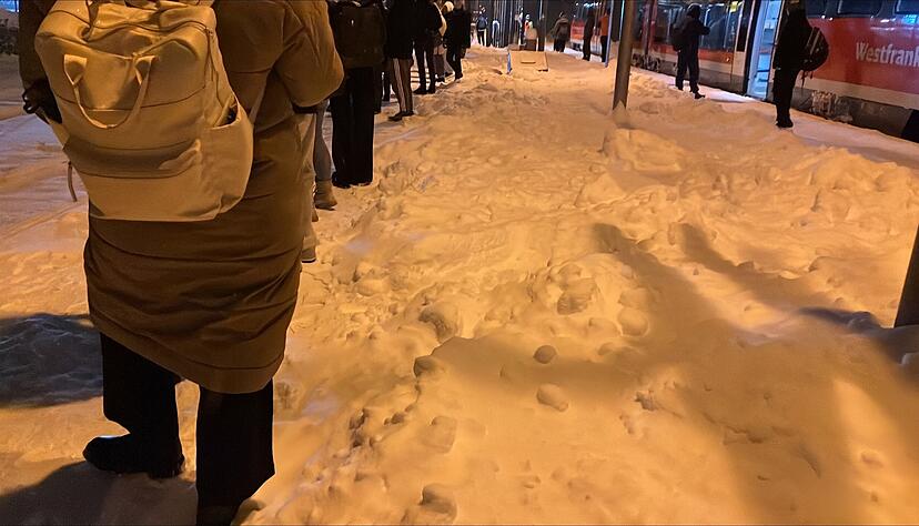 In Öhringen warten die Menschen auf Stadtbahnen. In Öhringen warten die Menschen auf Stadtbahnen.
