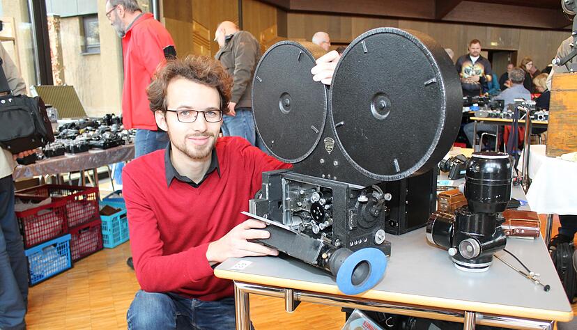 Gabriel Meier zeigt eine Mitchell-Film-Kamera aus den 50er Jahren. Neben historischen Apparaten sind in Lauffen auch Digitale zu haben.
Fotos: Simon Gajer